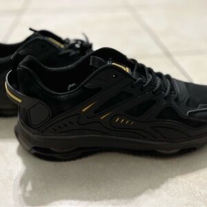 Black Performance Sneakers 11.5 Skateboarding Shoes: Style and Function Combined